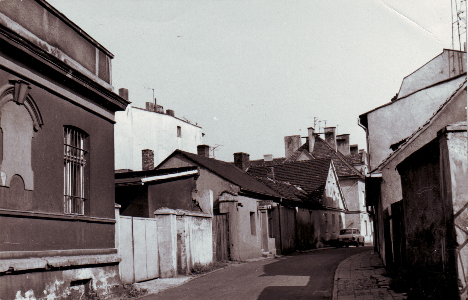 Tarnowskie Góry, ul. Lompy. Z lewej strony widać fragment budynku mykwy (rytualna łaźni żydowskiej). Fotografia z lat. 70.  Fot. Archiwum Stowarzyszenie Miłośników Ziemi Tarnogórskiej